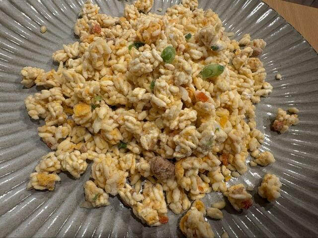 【ロピア どデカ盛り炒飯】凍った状態のアップ写真です♪パラパラ感がわかる粒立ちで、解凍前から期待が高まります!