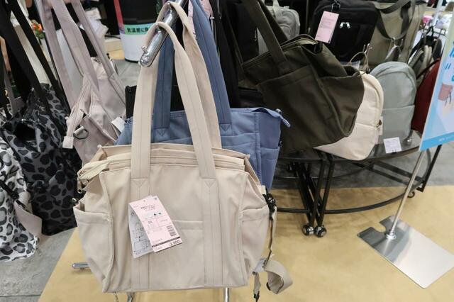 【ワークマン　高撥水マルチシート　マザーズ2WAYトートバッグ】ベビーカーにも取り付け可能！人気のマザーズトートです