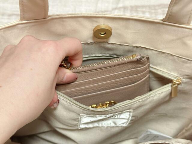 ファスナーポケットにはフラグメントケースを収納