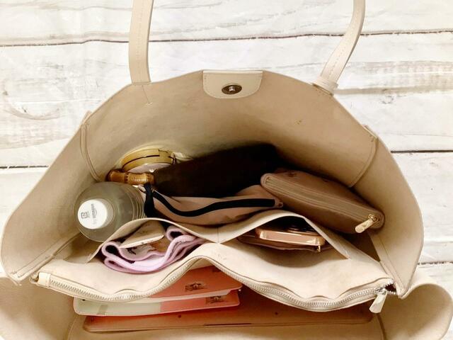 フロント側のスペースにはペットボトルや日傘、ポーチなどを入れました