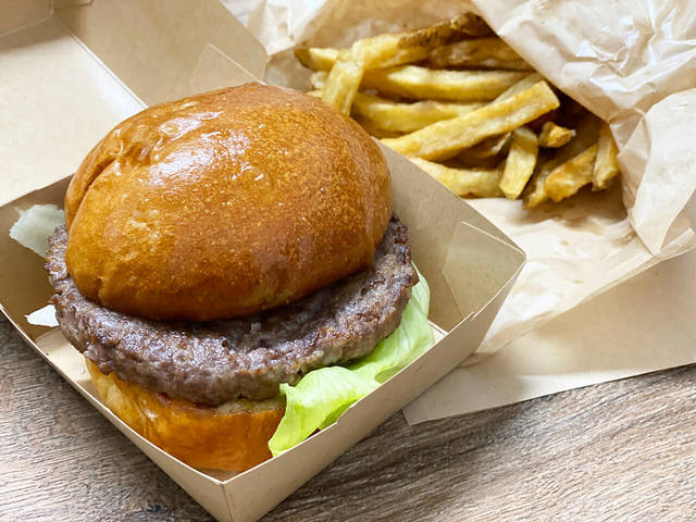 熟成肉のハンバーガー、フレンチフライ付き　1,550円