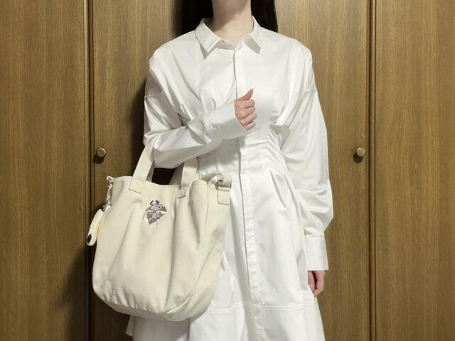 身長155cmの筆者が、まずはハンドバッグ風に持ってみました