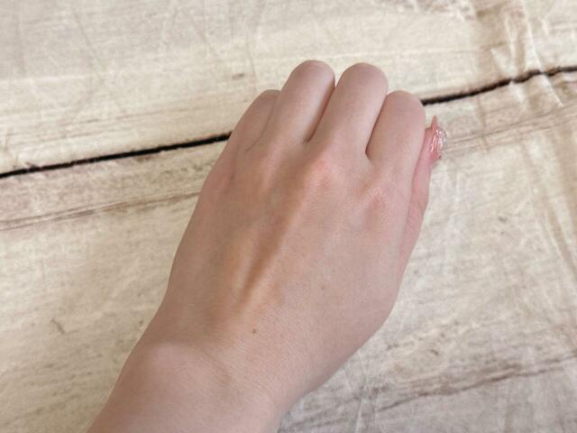 こちらは塗る前の手の甲です