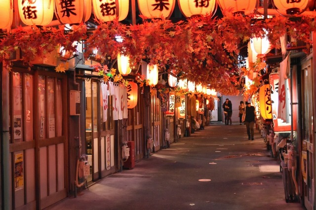 平日なので静かだが店内はどこも満員