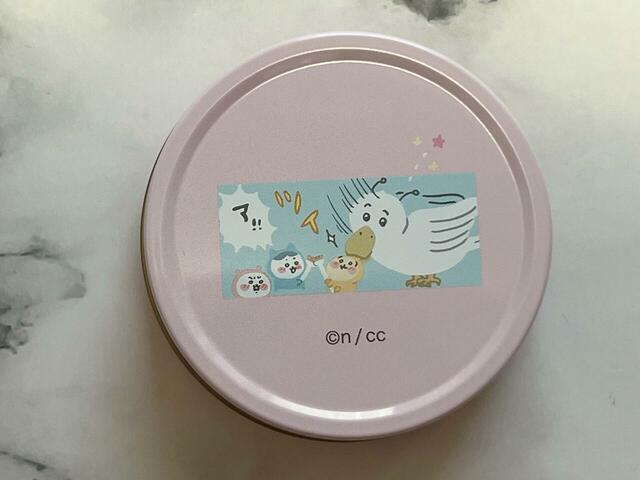 蓋のイラストがかわいい一方では、うさぎがでかい鳥に耳を引き摺り回される一コマ…闇深いです…