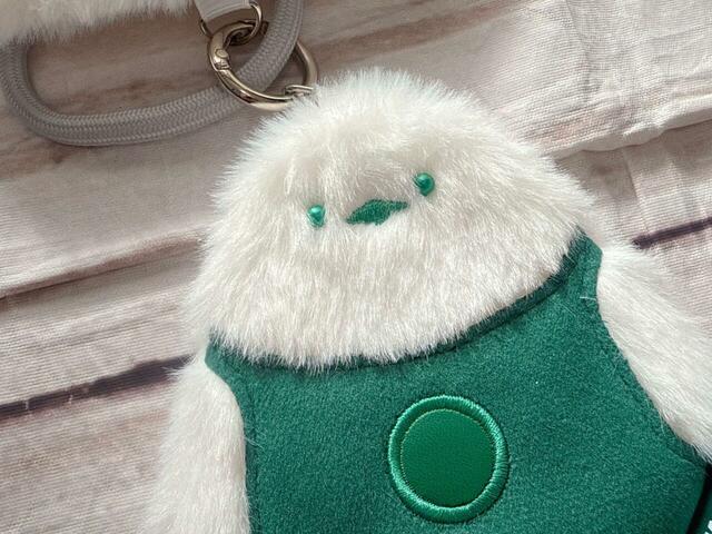 素材はポリエステル。ふわふわもこもこのフェイクファー生地