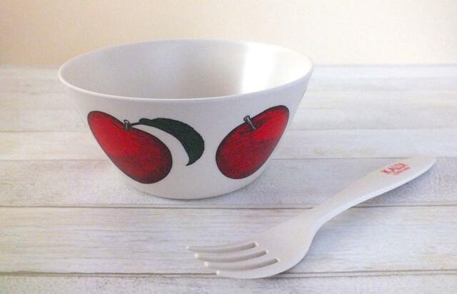 【カルディ　りんごバッグ：サラダボウル＆フォーク】バンブーファイバーと呼ばれる自然素材から作られています