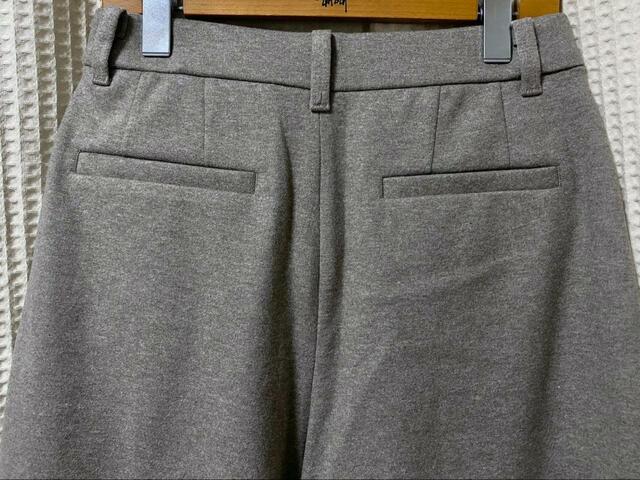 【UNIQLO　ブラッシュドジャージータックワイドパンツ】後ろ部分にもポッケがあります（仮縫いがしてあります）