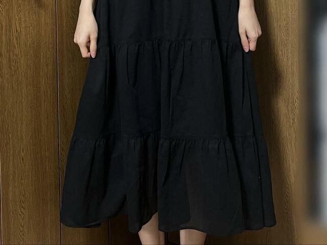 【ユニクロ クリンクルコットンキャミソールワンピース】ふんわり広がるAラインのシルエットがポイント