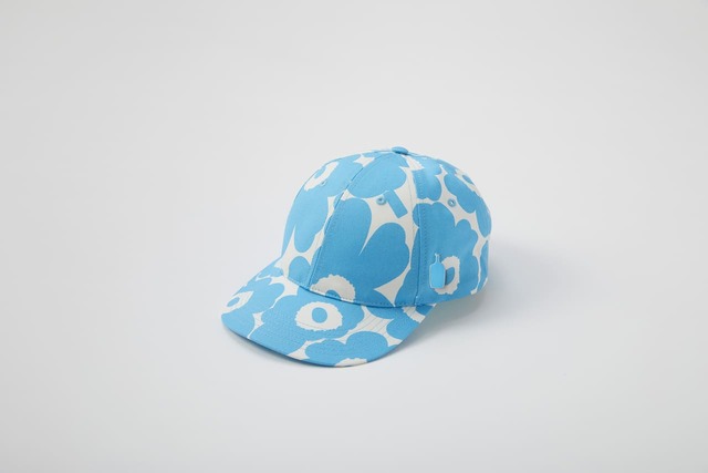 【マリメッコ×ブルーボトルコーヒー　ウニッコ キャップ＆ブルーボトルコーヒー エナメルピン セット　13,794円】後頭部はアジャスター仕様でサイズの調整が可能