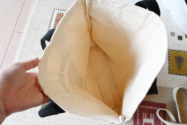 【PEANUTS™＋STARBUCKS™「PEANUTS トートバッグ」】自立はしませんが、分厚い布素材で安定感は抜群