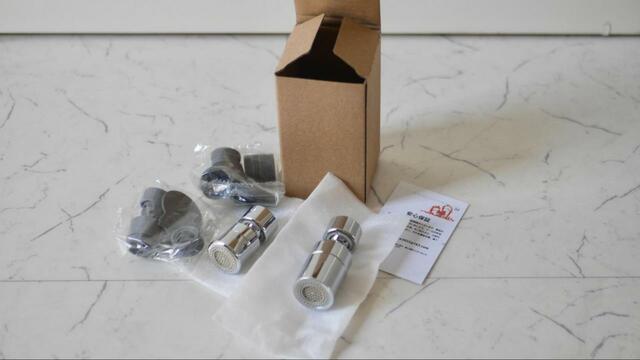 【取り付け蛇口シャワー】シャワーヘッド本体とゴムパッキン2種類、アダプター5種類とスパナがセットになっています