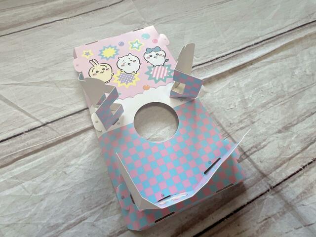 【最新付録 ちいかわガシャポン】ほんたい（なか）にスロープを差し込みます