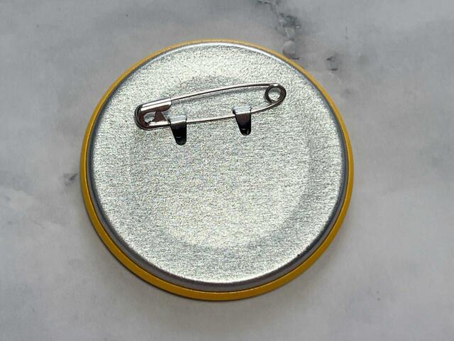 背面のピンでつける仕様