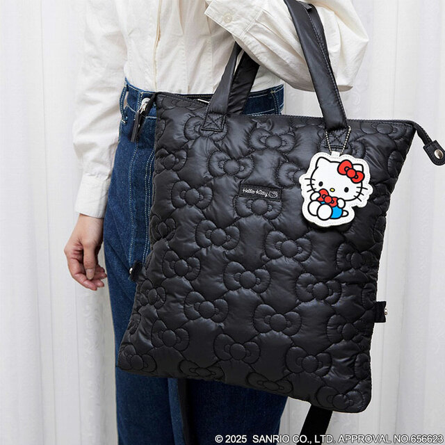 【『HELLO KITTY リボンな3wayキルティングBAG BOOK おしゃれBLACK』(宝島社)】ハローキティのリボンをモチーフにしたバッグ