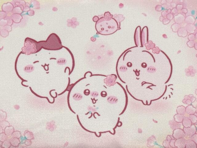 フロントには、桜を頭につけたちいかわ、ハチワレ、うさぎの3人のイラストプリント入り。ピンクのワントーンでまとめられた3人が新鮮！【ティッシュポーチ（ちいかわ）】