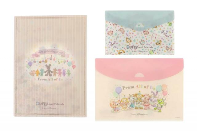 クリアホルダーセット 1,400円｜サイズ：（ダブルポケットホルダー）A4（クリアホルダー封筒型）B5（チケットケース）縦約14×横約21cm、3枚セット｜“ダッフィー＆フレンズのフロム・オール・オブ・アス”第2弾グッズ｜東京ディズニーリゾート40周年“ドリームゴーラウンド”｜発売日：2023年5月18日（木）｜販売店舗：東京ディズニーシー「 マクダックス・デパートメントストア」