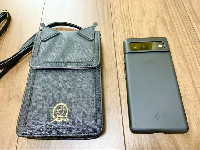 【クロミ 収納上手なスマホショルダーBOOK 】ケースに入ったGoogle Pixel 6とほぼ同サイズ