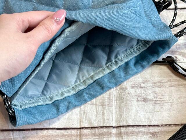 内側はポケットなどがないシンプルな作り