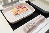 【Francfrancのタイパ調理器具】「GO TABLE トースター グリルプレート」／淡いピンクとグレーの2色展開。各2,400円。