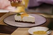 「ホテルで養蜂したはちみつを使ったレアチーズケーキ」＜期間：2025年7月6日〜＞【「16種類のホテルメイドのパン」や「体にやさしい自然派メニュー」が揃う“サンデーブランチブッフェ”開催！】