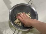 【優食　豆腐干】手順3．茹で上がったら水気を切る