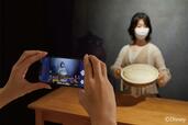 【ディズニープリンセス展】パイを手にもってスマホをかざすとそこはこびとたちの家（体験展示『白雪姫』より）