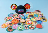 ピクサー･プレイタイムのイヤーハットは、36種のステッカー（別売）でアレンジできる。