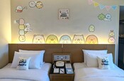 【すみっコぐらしルーム in ホテルニューオータニ】ベッドサイドにもキャラクターが並ぶ ©San-X