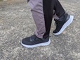 【ワークマン ガレラスシューズライト2】アスファルトを歩くときにはクッション性がやや物足りなく感じるものの、舗装されていない道や芝生の上では快適な履き心地です！