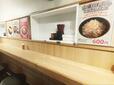 【よもだそば 朝定食】一見すると立ち食い風のお店ですが、ゆっくり座って食べられます