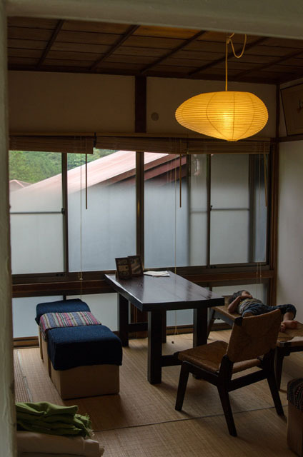 ショップ＆カフェ「晴耕雨読」の中。しっとりと落ち着ける