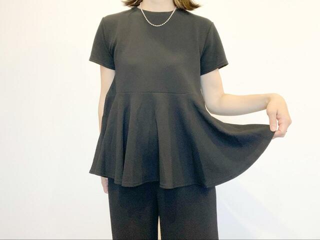 【cocaエンボス切り替えフレアトップス 】カジュアルめに着たいときは、エンボスパンツ（別売り）と合わせてセットアップ風に着るのがおすすめ！