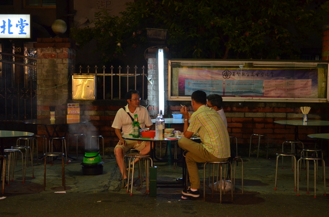 『遼寧鵝肉大排擋』の路上テーブル席ならビアガーデン気分でビールをより美味しくいただける