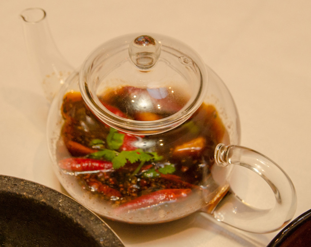 東京ディズニーシー・ホテルミラコスタ「シルクロードガーデン」笑味Sara「海鮮石焼酸辣麺 黒辣油添え」￥2,500（1日限定20食） 