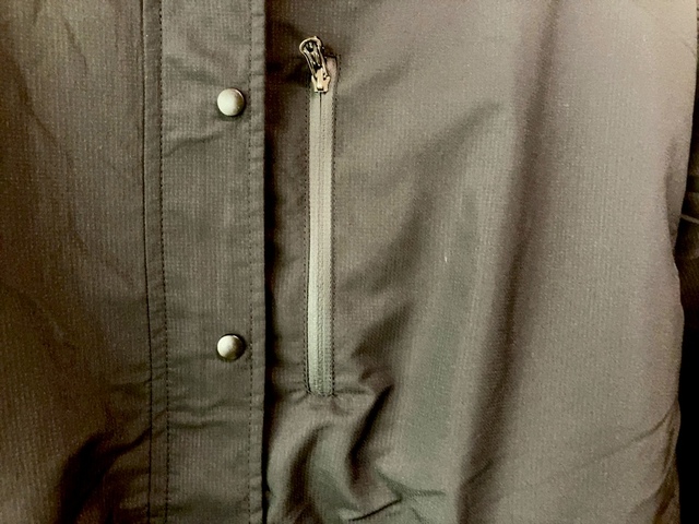 【ワークマン レディース高撥水シェルワンピースコート】胸のファスナーポケットがさりげなくおしゃれ！