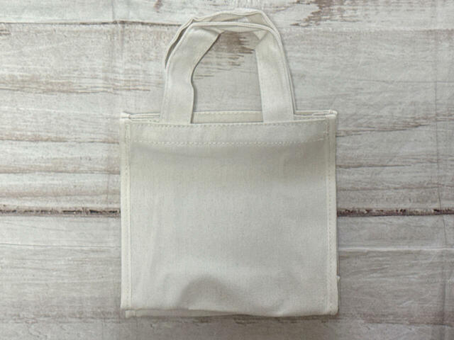 バックは装飾がないシンプルなデザイン