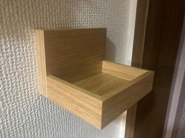 【無印良品　壁に付けられる家具】「トレー　オーク材突板」（1,290円）ふちがついていて物が落ちにくい