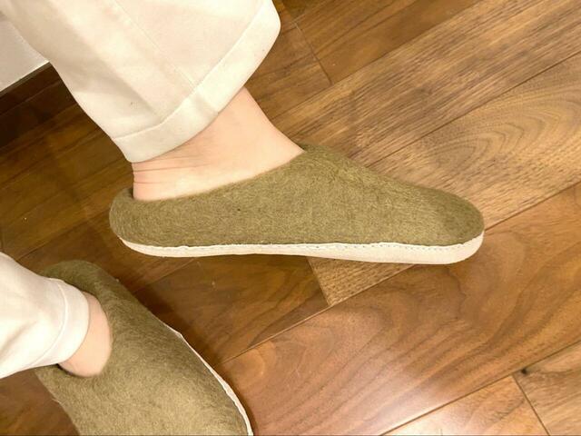【BEAMS fennica ルームシューズ フェルトスリッパ】足全体をしっかり覆ってくれるデザイン