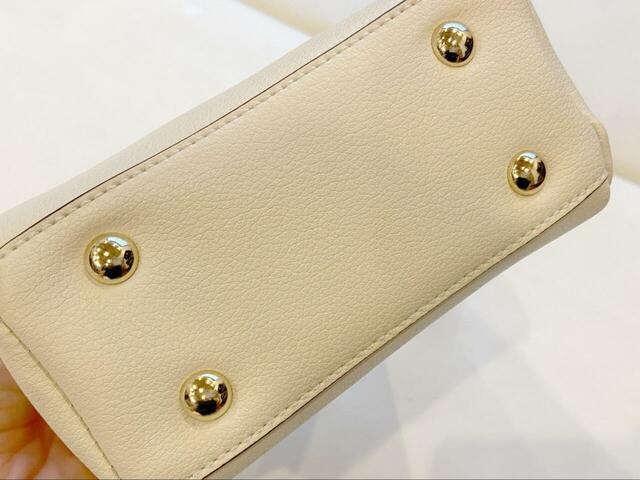 【URBAN RESEARCH チャーム付ワンハンドルミニショルダー】底がしっかりしていて自立するのも嬉しいポイントです♪