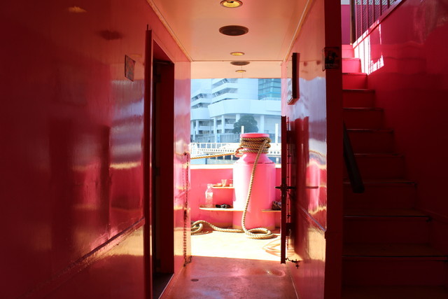 2階へ。桃色の階段を上る