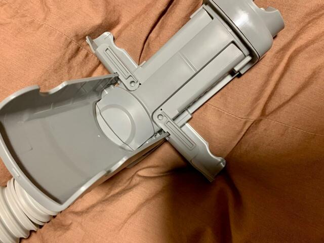 【アイリスオーヤマ ふとん乾燥機 カラリエ デザインタイプ】ノズルの先端は3方向に開きます