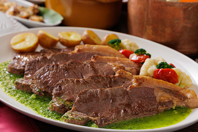 「サーロインステーキ ガーリックバターソース」<期間:2025年12月1日〜2026年1月31日>【オーストラリア、フランス、インドネシア、韓国、日本の料理を一堂に楽しめるブッフェ「世界を旅する食べ放題ランチ」開催!】