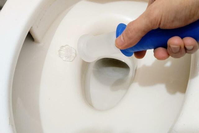 【ジョンソン　スクラビングバブル トイレスタンプ　ジェル容器（キャップ付き）6個＋持ち手2個　1378円】水を流すとジェルから洗浄・防汚成分が溶け出す