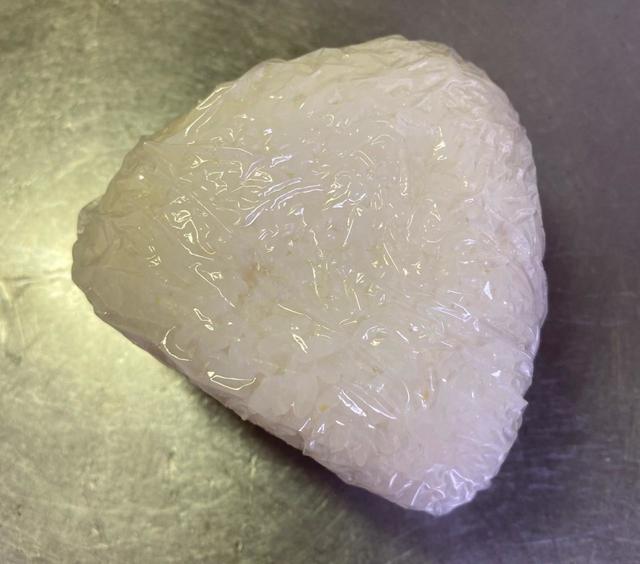 ラップのままにぎっておにぎりに！