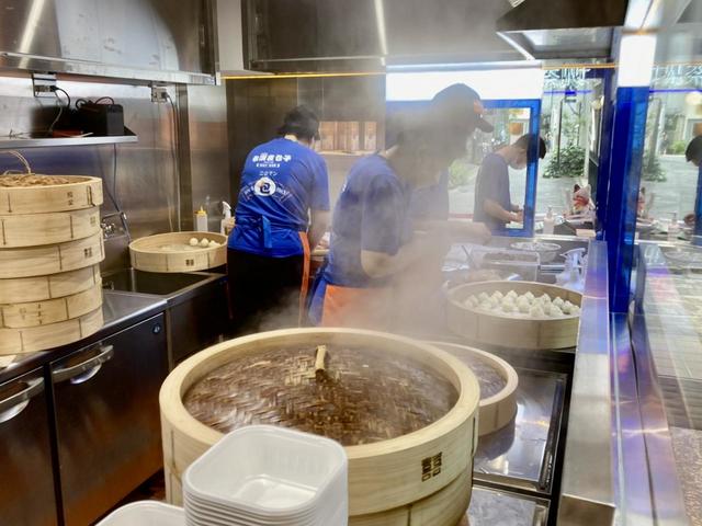 包んだ肉まんをセイロにのせて蒸す