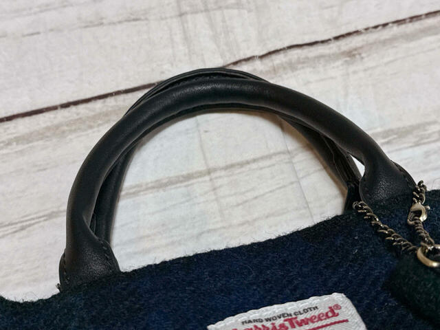 ハンドルも合成皮革生地です。ハンドバッグ風に持ったり、手で持ったりできる長さです