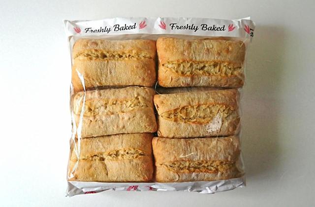 【カークランドシグネチャー　石窯焼きラスティックブレッド　12個　599円】おしゃれな包装紙の中に、12個のパンがぎっしり