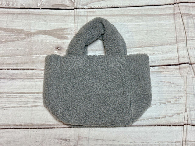 背面は装飾がないシンプルなデザイン