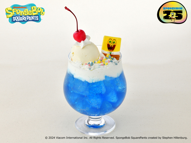 「まるで海の中！？ しょっぱくない海色クリームソーダパフェ」＜1,350円（税込）＞【『スポンジ・ボブ』のテーマカフェ「CAFE Secret Recipe」がオープン】
